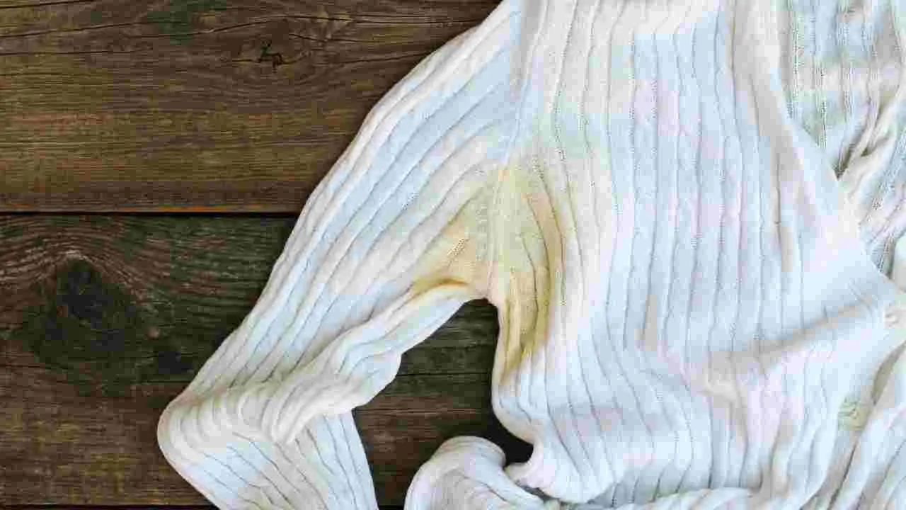 Il metodo definitivo per eliminare gli aloni gialli dai capi bianchi senza rovinarli