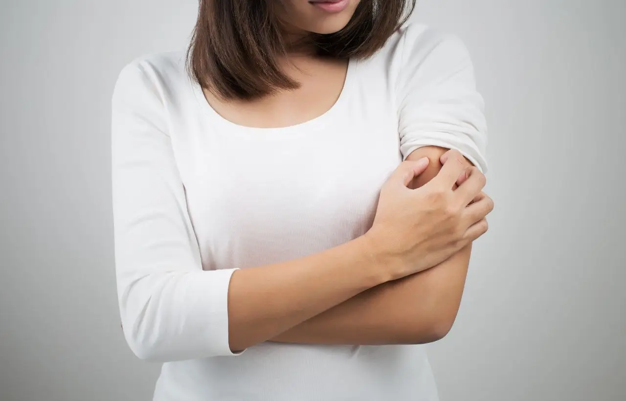 Prurito intenso e vescicole? Potrebbe essere dermatite da acari: ecco come riconoscerla